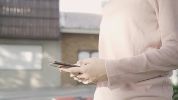 아시아 블로거 저녁에 도시에 거리에 동안에 스마트폰 스크린 기술을 라이프 — 비디오