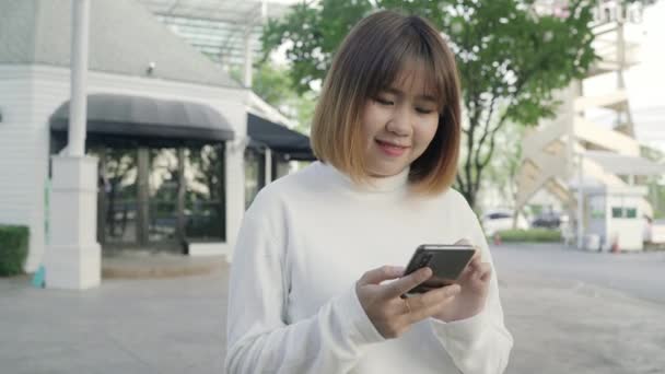 Vrolijke Aziatische Toeristische Blogger Vrouw Met Behulp Van Touchscreen Technologie — Stockvideo