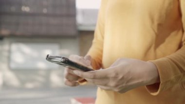 Akşam şehir şehir, sokakta yürürken smartphone dokunmatik ekran teknolojisi kullanan neşeli Asya Turizm blogger kadın. Yaşam tarzı sırt çantası turizm seyahat tatil kavramı.