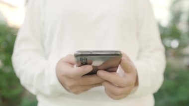 Akşam şehir şehir, sokakta yürürken smartphone dokunmatik ekran teknolojisi kullanan neşeli Asya Turizm blogger kadın. Yaşam tarzı sırt çantası turizm seyahat tatil kavramı.
