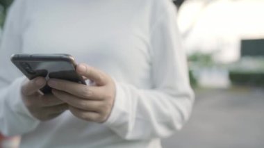 Akşam şehir şehir, sokakta yürürken smartphone dokunmatik ekran teknolojisi kullanan neşeli Asya Turizm blogger kadın. Yaşam tarzı sırt çantası turizm seyahat tatil kavramı.