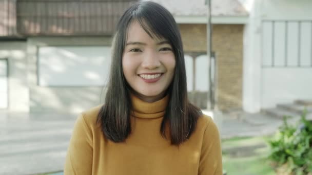 Joyeux Belle Jeune Femme Asiatique Sentant Heureux Souriant Caméra Tout — Video