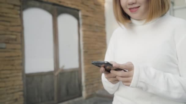 Alegre Mujer Bloguera Turista Asiática Utilizando Tecnología Pantalla Táctil Teléfono — Vídeos de Stock