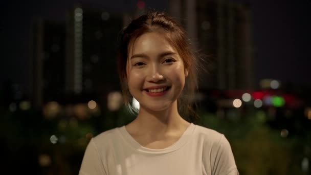 在市中心的大街上旅行时 快乐美丽的年轻亚洲女人对着镜头微笑着感到快乐 生活方式旅游旅游度假的概念 看着相机的肖像 — 图库视频影像