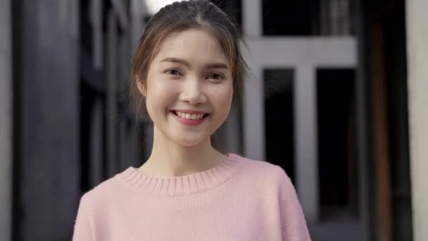Mulher Asiática Bonita Alegre Sentindo Feliz Sorrindo Para Câmera Enquanto — Vídeo de Stock