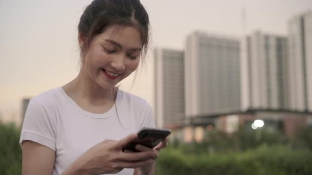 Alegre Mujer Bloguera Turista Asiática Utilizando Tecnología Pantalla Táctil Teléfono — Vídeo de stock