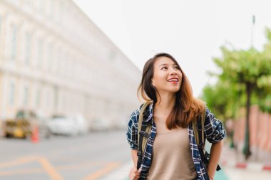 Bangkok, Tayland seyahat traveler backpacker Asyalı kadın. Mutlu genç kadın harcama inanılmaz landmark gezisi tatil ve geleneksel şehirde onun yolculuk keyfini çıkarın.