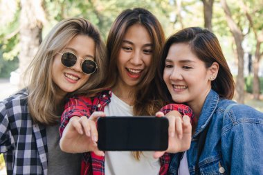 Asyalı kadınlar, Bangkok, Tayland için kentsel city park seyahat ederken selfie alarak smartphone kullanarak grubu. Yaşam tarzı güzel arkadaşlarını turizm seyahat tatil Tayland kavram. 