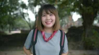 Gezgin Asyalı kadın kamera tatil gezisi Ayutthaya, Tayland, backpacker erkek gülümseyen mutlu hissediyorum geleneksel şehirde inanılmaz Simgesel Yapı itibariyle yaptığı yolculuk keyfini çıkarın. Yaşam tarzı seyahat tatil kavramı