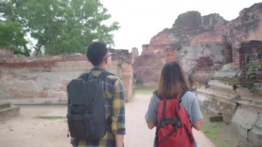 Seyahat Asya çift Ayutthaya, Tayland, tatil gezisi harcama backpacker tatlı çift geleneksel şehirde inanılmaz Simgesel Yapı, onların yolculuk keyfini çıkarın. Yaşam tarzı çift seyahat tatil kavramı.