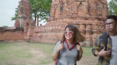 Seyahat Asya çift Ayutthaya, Tayland, tatil gezisi harcama backpacker tatlı çift geleneksel şehirde inanılmaz Simgesel Yapı, onların yolculuk keyfini çıkarın. Yaşam tarzı çift seyahat tatil kavramı.