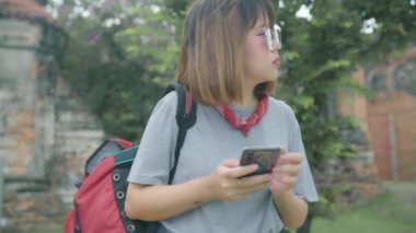 Yön için Smartphone kullanarak ve konumu harita üzerinde Ayutthaya, Tayland, backpacker erkek tatil gezisi harcama süre seyir Gezgin Asyalı kadın zevk yolculuğu geleneksel şehir. 