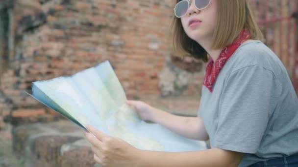 Traveler Asian Woman Direction Looking Location Map While Spending Holiday — Stock Video