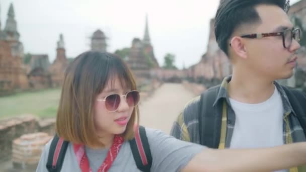 アユタヤ タイでの休暇旅行を過ごす旅行者アジア カップル バックパッカー甘いカップルは 伝統的な都市の素晴らしいランドマークで彼らの旅をお楽しみください ライフ スタイル カップル旅行休日というコンセプト — ストック動画
