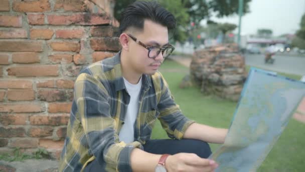 Traveler Asian Man Direction Looking Location Map While Spending Holiday — Vídeo de Stock
