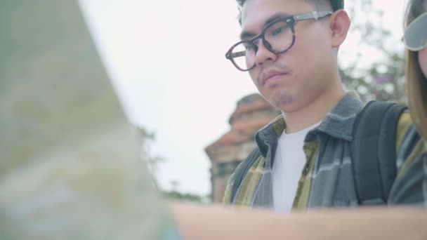 Мандрівник Азіатська Пара Напрямок Дивлячись Схема Проїзду Свято Поїздку Ayutthaya — стокове відео