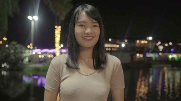 Joyeux Belle Jeune Femme Asiatique Sentant Heureux Souriant Caméra Tout — Video