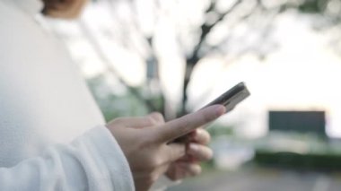 Akşam şehir şehir, sokakta yürürken smartphone dokunmatik ekran teknolojisi kullanan neşeli Asya Turizm blogger kadın. Yaşam tarzı sırt çantası turizm seyahat tatil kavramı.