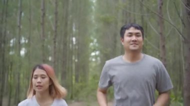 Sağlıklı genç atletik sportif Asya atlet erkek ve kadın giyim çalıştıran ve orman iz koşu spor. Yaşam tarzı uygun ve etkin kadınlar orman kavramında egzersiz.