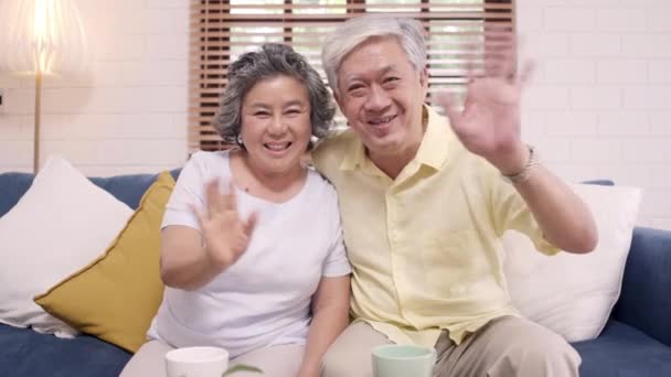 Ázsiai Idős Pár Használja Okostelefon Video Konferencia Unokája Miközben Feküdt — Stock videók