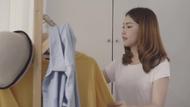 Hermosa Atractiva Mujer Asiática Joven Eligiendo Ropa Moda Armario Casa — Vídeos de Stock
