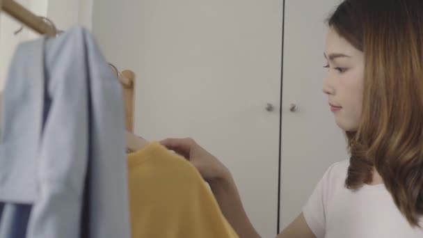 Mooie Aantrekkelijke Jonge Aziatische Vrouw Kiezen Haar Fashion Outfit Kleding — Stockvideo