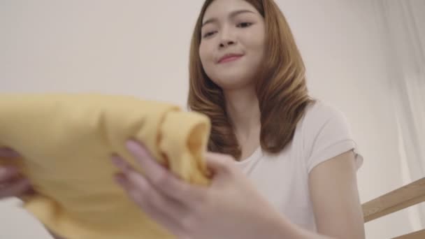 Güzel Genç Asyalı Kadın Gezgin Ambalaj Malzeme Bavul Hazırlamak Için — Stok video