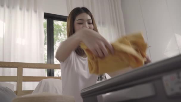 Schöne Junge Asiatische Reisende Packen Sachen Koffer Und Bereiten Sich — Stockvideo