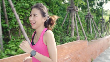 Sağlıklı güzel genç Asyalı atlet kadın çalışan ve kentsel şehir parkı sokakta koşu giyim spor. Yaşam tarzı uygun ve etkin kadınların şehir konsepti egzersiz.