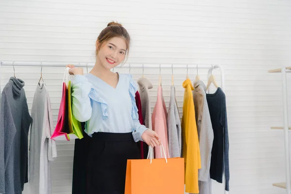 Asiatisk Mode Kvinnliga Bloggare Online Påverkare Hålla Shoppingkassar Och Massor — Stockfoto