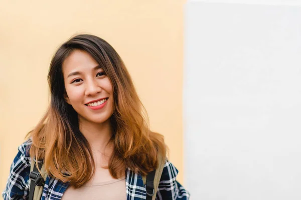Matkailija Reppumatkailija Aasialainen Nainen Matkustaa Bangkokissa Thaimaassa Onnellinen Nuori Nainen — kuvapankkivalokuva