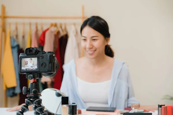 Skönhetsbloggare Presenterar Skönhet Kosmetika Sitter Framför Kameran För Inspelning Video — Stockfoto