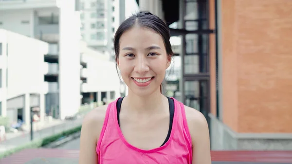 Sunn Vakker Ung Asiatisk Løperkvinne Som Glad Smiler Ser Til – stockfoto