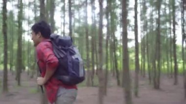 Uzun yürüyüşe çıkan kimse Asya backpacker adamın macera hissi özgürlük ormanda yürüyüş hiking, erkek çok sayıda ağaç yakınındaki tatil keyfini çıkarın. Seyahat ve boş zaman kavramı içinde rahatla yaşam tarzı erkek.