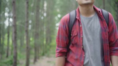 Uzun yürüyüşe çıkan kimse Asya backpacker adamın macera hissi özgürlük ormanda yürüyüş hiking, erkek çok sayıda ağaç yakınındaki tatil keyfini çıkarın. Seyahat ve boş zaman kavramı içinde rahatla yaşam tarzı erkek.