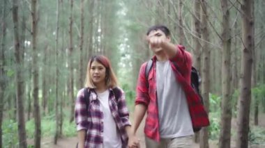 Ormanda yürüyüş macera hissi özgürlük hiking üzerinde Asya backpacker çift uzun yürüyüşe çıkan kimse, tatlı Asya çift onların yakınındaki çok sayıda ağaç keyfini çıkarın. Yaşam tarzı çift seyahat ve boş zaman kavramı içinde dinlenmek.