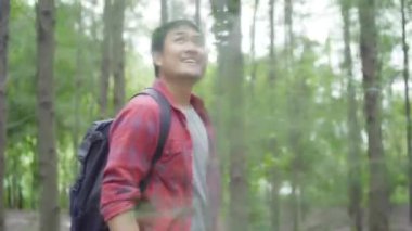 Uzun yürüyüşe çıkan kimse Asya backpacker adamın macera hissi özgürlük ormanda yürüyüş hiking, erkek çok sayıda ağaç yakınındaki tatil keyfini çıkarın. Seyahat ve boş zaman kavramı içinde rahatla yaşam tarzı erkek.