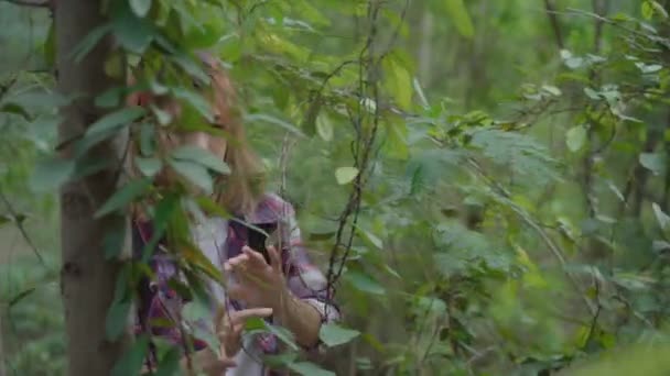 Természetjáró Ázsiai Hátizsákos Turisztika Kaland Érzés Szabadság Séta Erdőben Élvezni — Stock videók