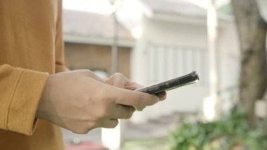 Akşam şehir şehir, sokakta yürürken smartphone dokunmatik ekran teknolojisi kullanan neşeli Asya Turizm blogger kadın. Yaşam tarzı sırt çantası turizm seyahat tatil kavramı.