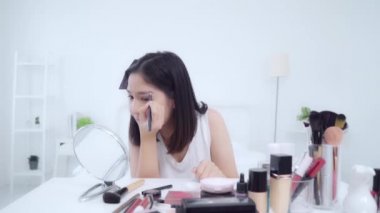 Güzellik blogger video kayıt için kamera önünde oturan güzellik kozmetik mevcut. Asyalı kadın kullanım kozmetik inceleme yapmak öğretici mutlu güzel genç sosyal ağ için canlı video yayını.