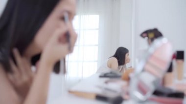 Güzellik blogger video kayıt için kamera önünde oturan güzellik kozmetik mevcut. Asyalı kadın kullanım kozmetik inceleme yapmak öğretici mutlu güzel genç sosyal ağ için canlı video yayını.