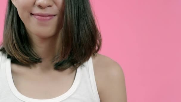 Sonriente Hembra Asiática Adorable Con Expresión Positiva Sonríe Ampliamente Vestida — Vídeo de stock