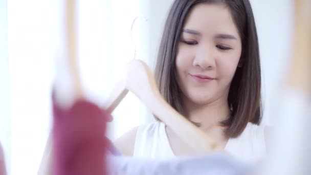 Bonita Atraente Jovem Mulher Asiática Escolhendo Sua Roupa Moda Armário — Vídeo de Stock