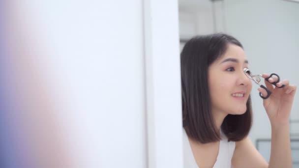 Hermosa Mujer Asiática Usando Maquillaje Rizador Pestañas Espejo Delantero Hembra — Vídeos de Stock