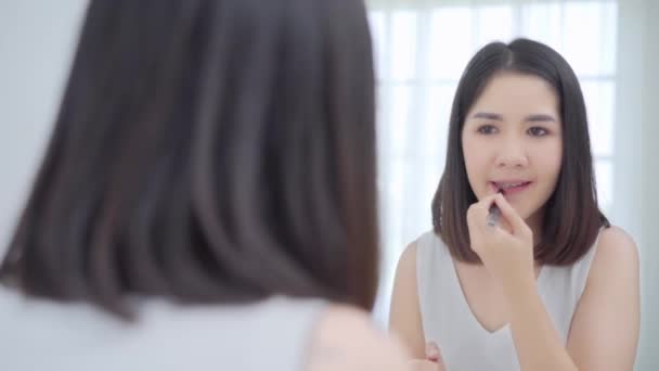 Schöne Asiatische Frau Mit Lippenstift Make Vor Dem Spiegel Glückliche — Stockvideo