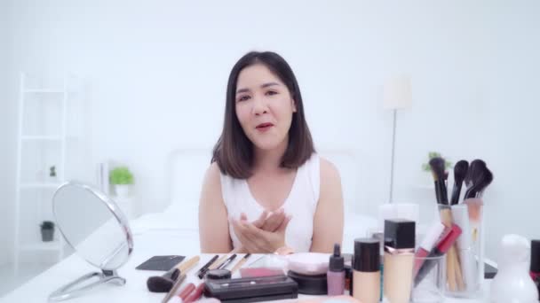 Beauty Blogger Presenta Cosmetici Bellezza Seduti Davanti Alla Fotocamera Registrare — Video Stock