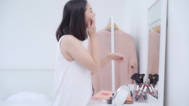 Belle Femme Asiatique Utilisant Poudre Maquillage Dans Miroir Avant Happy — Video