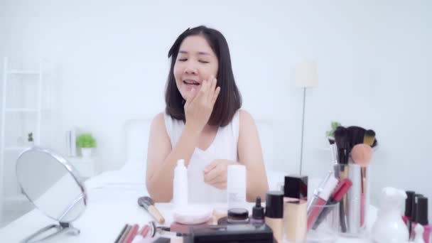 Genç Asyalı Kadın Uyan Sabah Sonra Yatakta Yatıyordu Süre Smartphone — Stok video