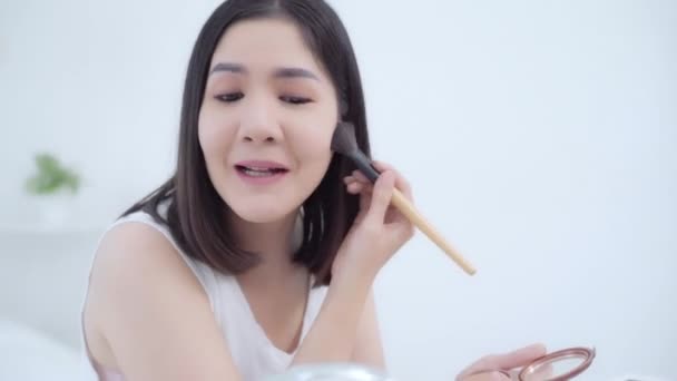 Jeune Femme Asiatique Utilisant Smartphone Tout Couché Sur Lit Après — Video