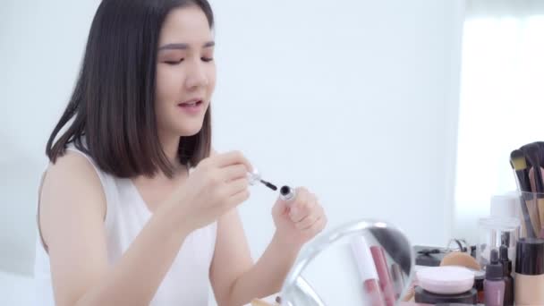 Mladá Asijská Žena Pomocí Smartphone Vleže Posteli Probuzení Ráno Krásné — Stock video